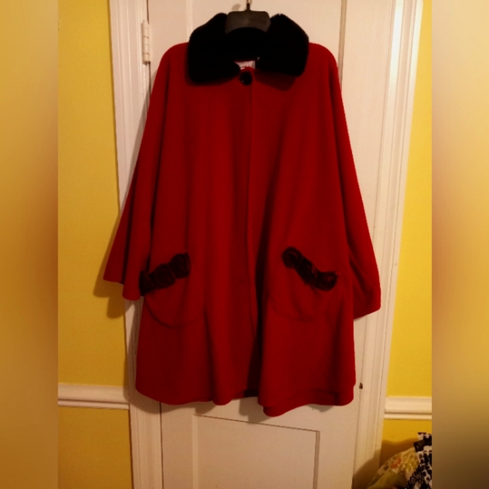 Le Moda Red Fleece black faux fur collar cape poncho jacket with pockets